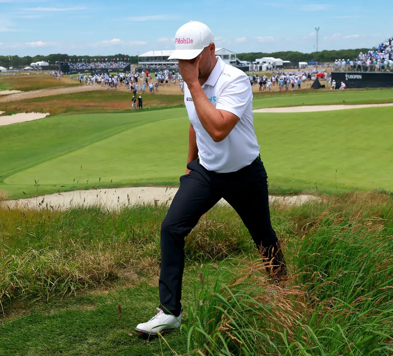 Mit Runden von 64 und 69 Schlägen hat sich Wyndham Clark bei der US Open in Shinnecock Hills früh in eine komfortable Position gebracht. Vier Schläge Vorsprung zur Halbzeit sprechen eine klare Sprache. Doch während seine Leistung kaum Kritik zulässt, bleibt die Wahrnehmung des Amerikaners innerhalb der Golfwelt bemerkenswert zwiespältig.