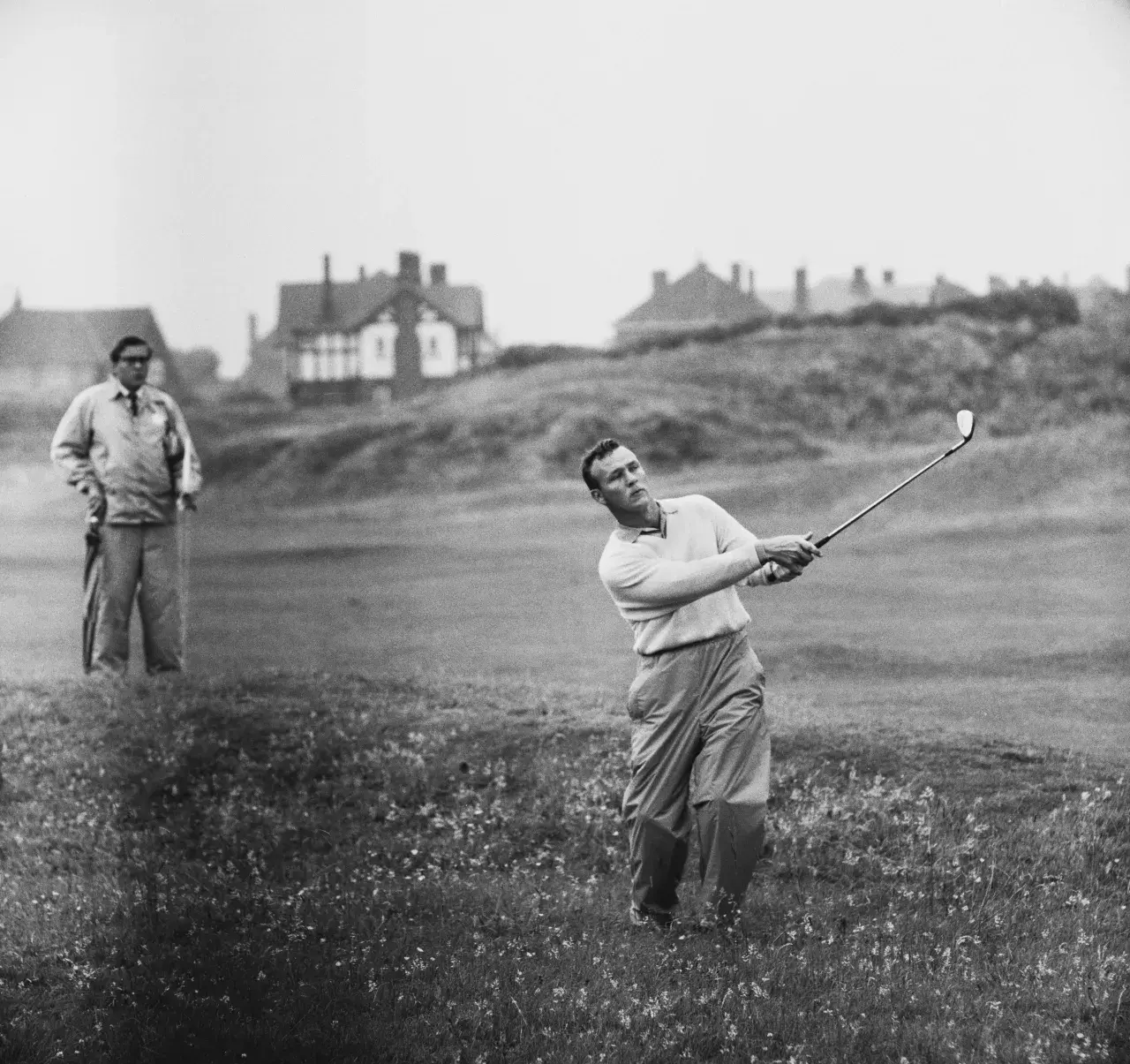 Arnold Palmer (1929 - 2016) competing in the 1961 Open Championship at the Royal Birkdale Golf Club in Southport  Palmer kehrte 1961 zurück. «The Open und ich hatten noch eine offene Rechnung», sagte er später.  Die Qualifikation für Royal Birkdale absolvierte er auf dem benachbarten Hillside Golf Club. Anschliessend spielte er Runden von 70, 73, 69 und 72 Schlägen und gewann mit einem Schlag Vorsprung auf den Waliser Dai Rees.  Sein berühmtester Schlag dieser historischen Woche gelang ihm an der damaligen 