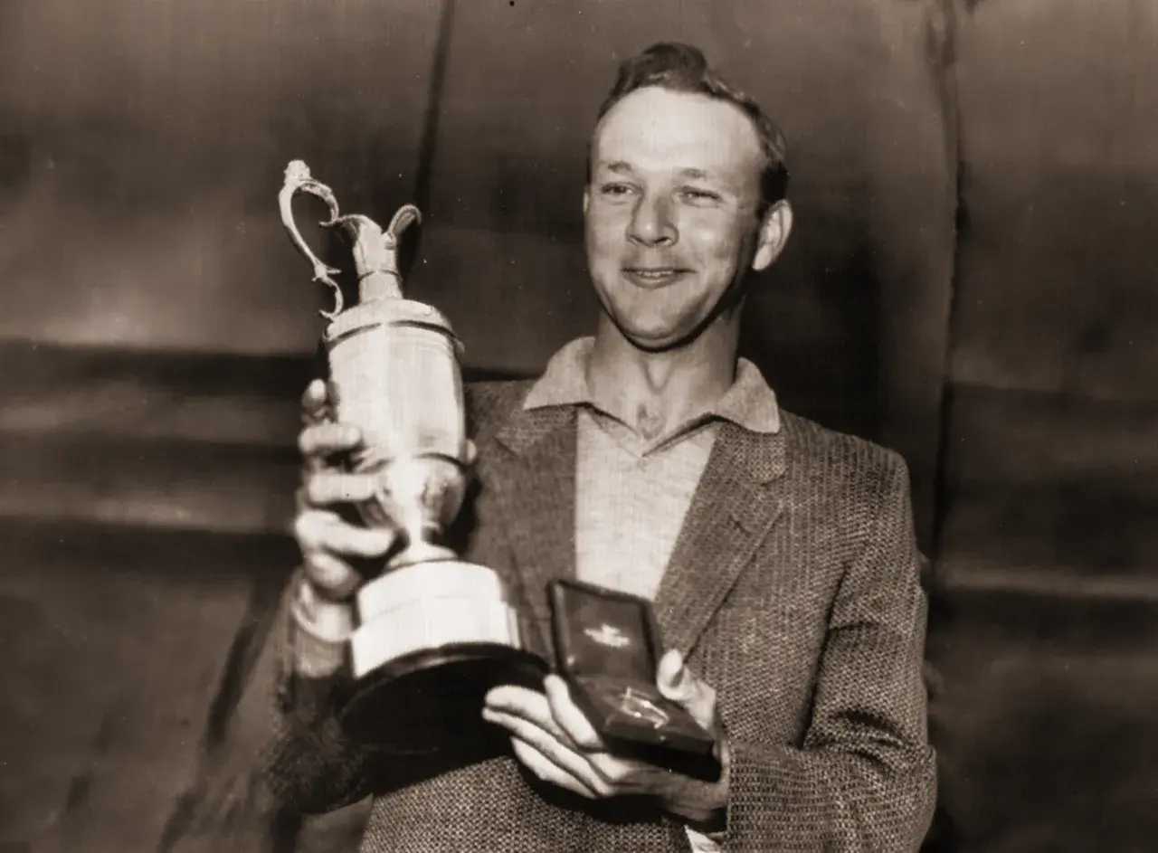 Seinen ersten Profisieg feierte er im August 1955 bei den Canadian Open. Bis zu seinem vierten Start beim Masters 1958 folgten sieben weitere Turniersiege.  In Augusta gewann Palmer 1958 seinen ersten Major-Titel mit einem Schlag Vorsprung auf Doug Ford und Fred Hawkins. Zwei Jahre später sicherte er sich dort bereits sein zweites Green Jacket.  1960 folgte ein entscheidender Moment – nicht nur für Palmer selbst, sondern auch für die Geschichte von The Open. Später sprach er oft von «the trip», seiner Reise