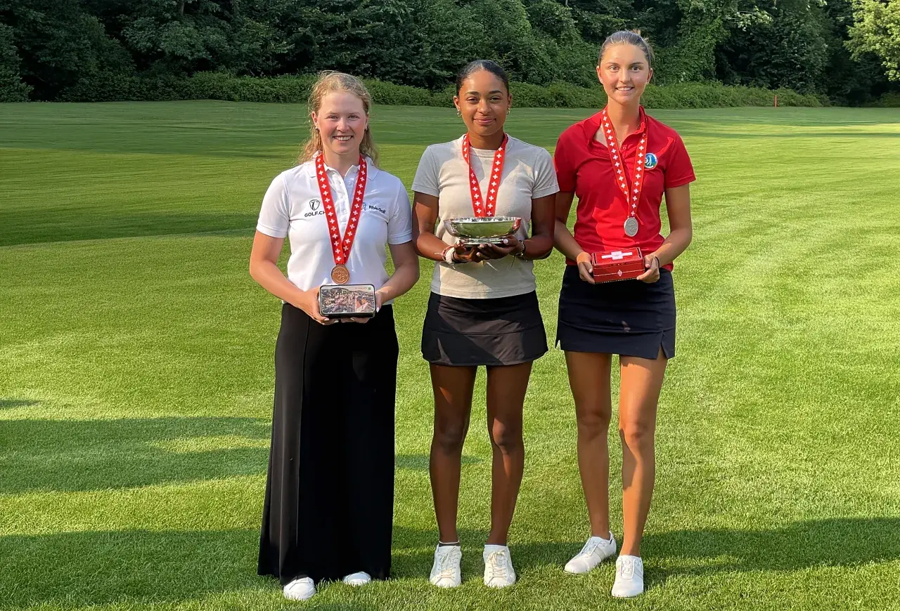 Serra und Olesen holen sich den Schweizer Meistertitel im Matchplay  Die Swiss Golf National Championship 2026 im Ostschweizer Golf Club bot an den beiden Matchplay-Tagen hochklassigen Amateurgolfsport. Nach der Strokeplay-Qualifikation kämpften die besten Amateurinnen und Amateure der Schweiz im K.-o.-Format um die nationalen Titel – mit mehreren Entscheidungen erst auf den letzten Löchern.
