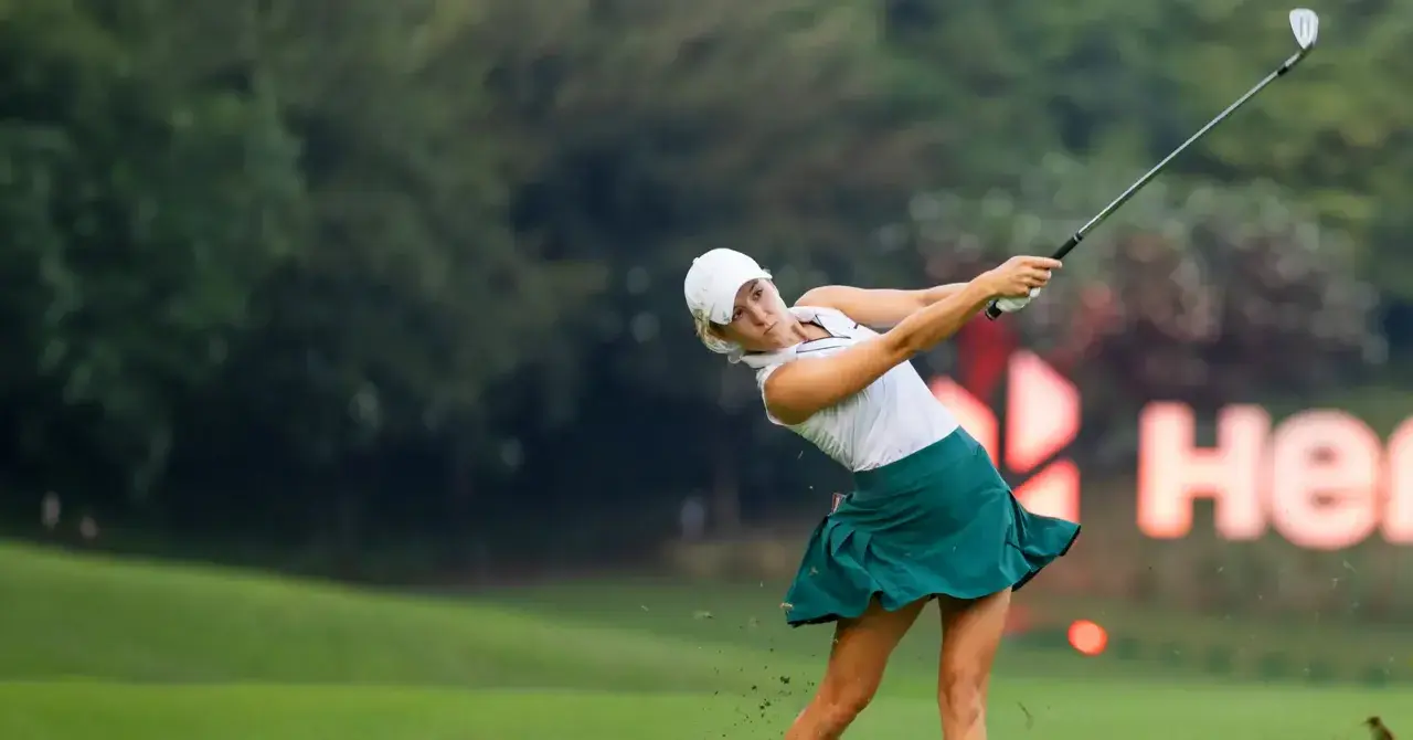 Nach einer schwierigen ersten Saison auf der LPGA spielt Chiara Tamburlini noch zwei Turniere auf der LET. Auf dem bekannt anspruchsvollen Parcours des DLF Golf and Country Club in Indien beginnt sie brilliant und übernimmt die Führung nach der ersten Runde mit fünf unter Par. 