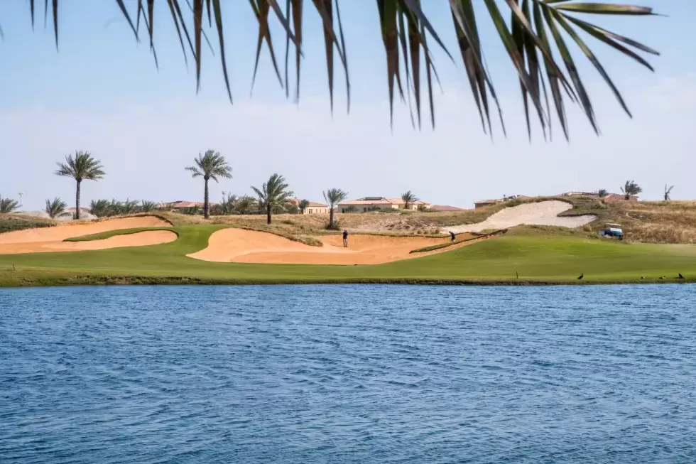 Abu Dhabi Golfreisen: Golf zwischen Strand und Formel-1