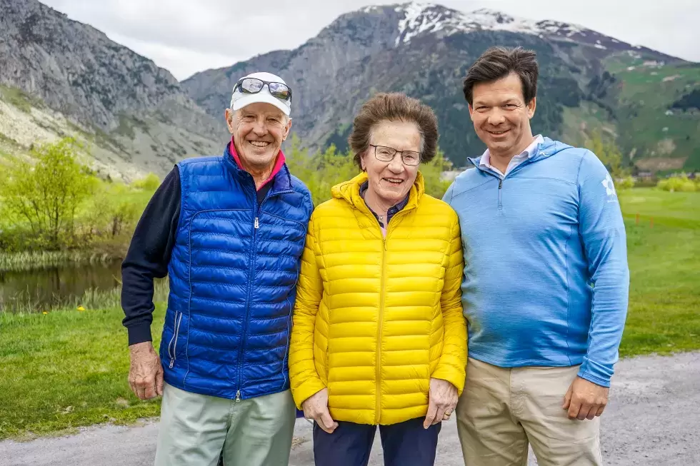 Linke Seite: Golfmanager Daniel Speer  im Gespräch mit Ursula (85) und Alfred (86)  Russi – den beiden äusserst aktiven Golfenden. 