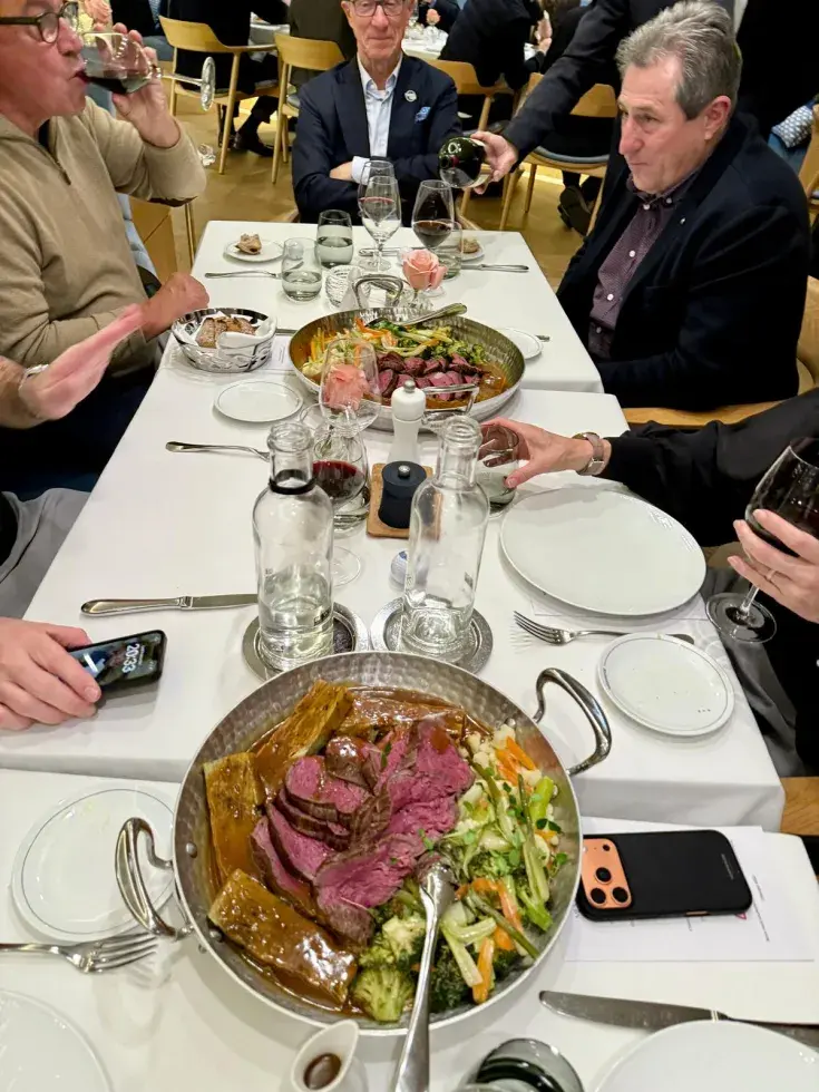 ASGI Jahresausklang im Millennium Pascal Germanier empfängt die ASGI Family-0.jpeg