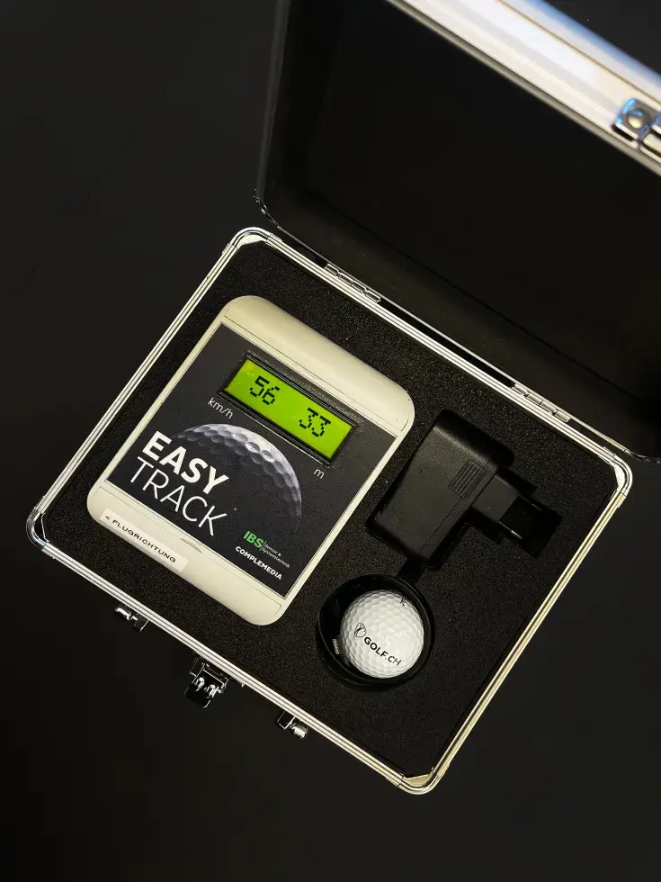 Wichtige Golf-Messsysteme Stand 2025  Top Tracer  Dieses System verfolgt den Ball mit zwei High-Speed-Kameras, die in einer Höhe von vier bis fünf Metern montiert sind. Mithilfe von Triangulation und einem dreidimensionalen virtuellen Raum wird der Ball bis zum Bodenkontakt in Echtzeit verfolgt. Flugbahn und zahlreiche weitere Daten werden direkt auf dem Monitor angezeigt. Jeder Spieler erhält auf der Driving Range einen eigenen Bildschirm. Top Tracer macht das Training interaktiv und erlaubt das virtuelle 