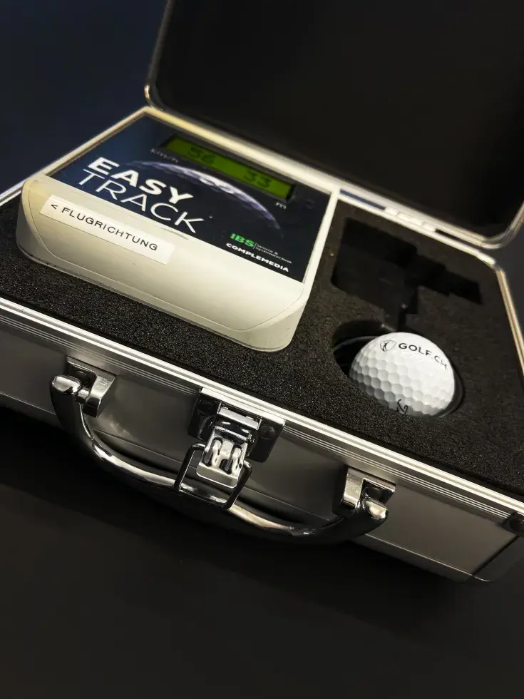 Wichtige Golf-Messsysteme Stand 2025  Top Tracer  Dieses System verfolgt den Ball mit zwei High-Speed-Kameras, die in einer Höhe von vier bis fünf Metern montiert sind. Mithilfe von Triangulation und einem dreidimensionalen virtuellen Raum wird der Ball bis zum Bodenkontakt in Echtzeit verfolgt. Flugbahn und zahlreiche weitere Daten werden direkt auf dem Monitor angezeigt. Jeder Spieler erhält auf der Driving Range einen eigenen Bildschirm. Top Tracer macht das Training interaktiv und erlaubt das virtuelle 