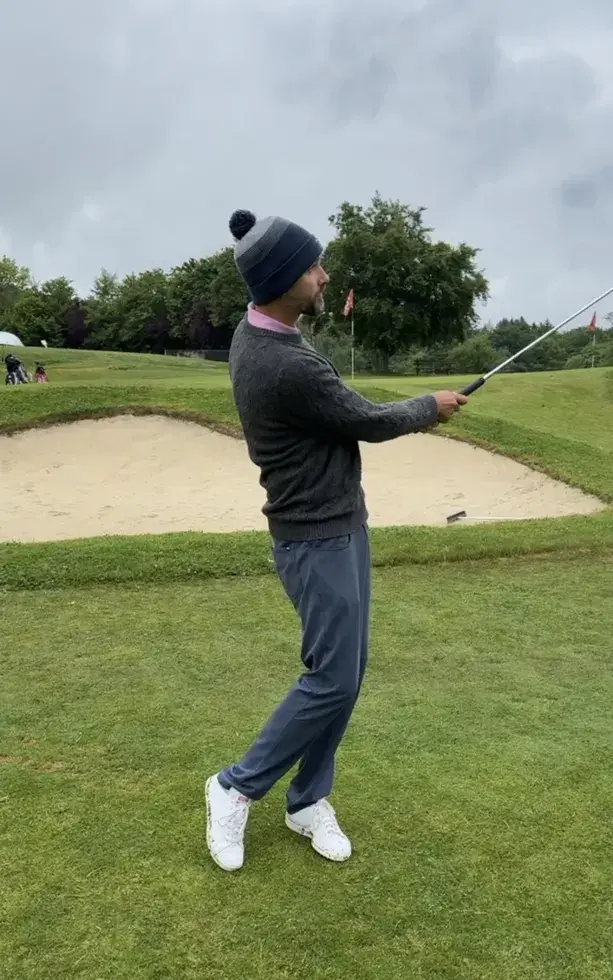 Ein Leben geprägt vom Golf  Sebbys Verbindung zum Golfsport begann früh. Bereits im Alter von sechs Jahren soll er seinen Eltern gesagt haben, dass er Golfprofi werden wolle. Aufgewachsen in einer golfaffinen Familie spielte er zunächst etwa einmal pro Monat, ehe während der Highschool wöchentliche Runden zur Routine wurden. Anschliessend absolvierte er vier Jahre College-Golf an der Royal Holloway University of London und entschied sich in seinem letzten Studienjahr für den Schritt ins Profilager.  «Es war